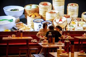 Shanghai Resumes Dine-in---Fireworks in the World, Friends Get Together